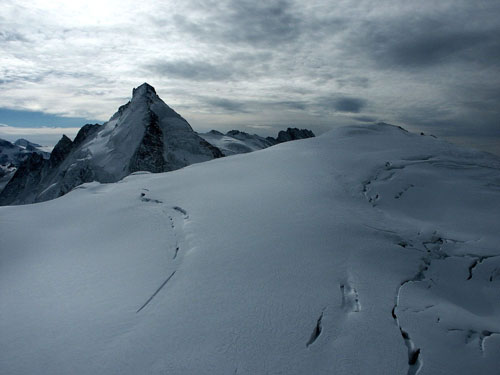 Col d&rsquo;H&eacute;rens, Blick hin&uuml;ber zur Dent d&rsquo;H&eacute;rens. F&uuml;r gew&ouml;hnlich ein bekannter Pass, jedoch ist es von Vorteil, wenn man den Weg sieht. Heute haben sich Whymper und seine Bergf&uuml;hrer hoffnungslos im Nebel verirrt.